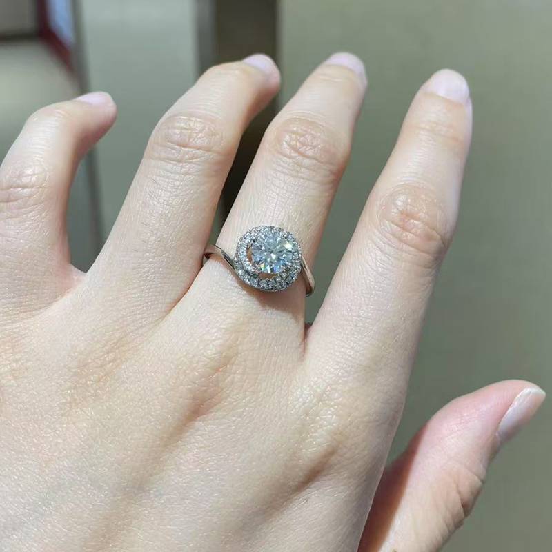 扭臂圆包女戒S925银镀白金定制选款主石莫桑钻1.0ct/副石高碳钻